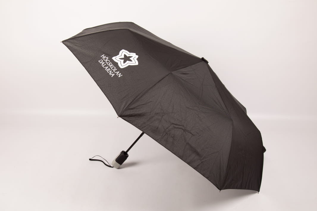 Svart paraply med vit Högskolan Dalarna logga.