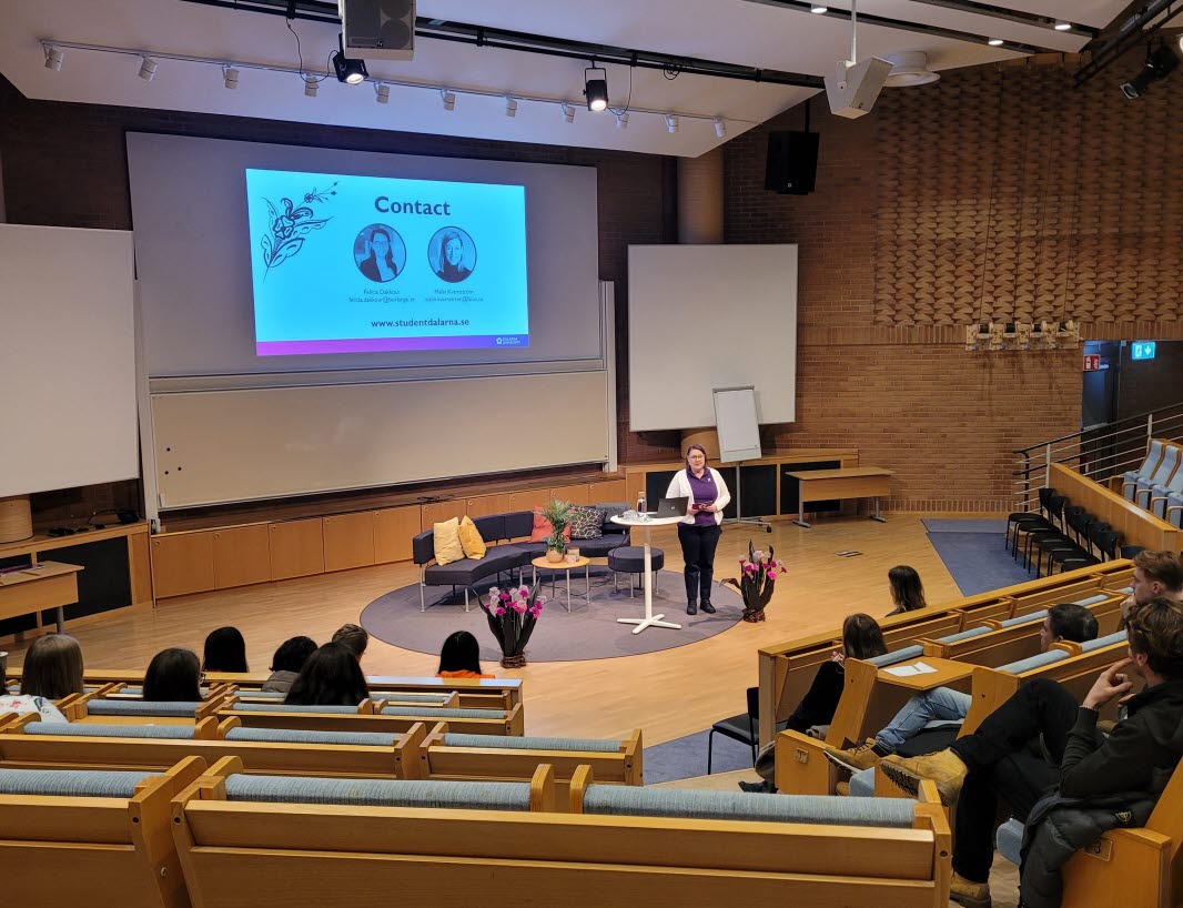 Konferencier talar vid högskolans välkomstceremoni.