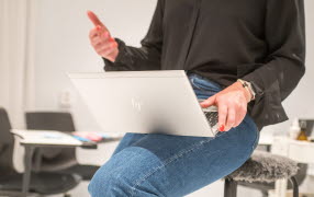 En person med en laptop i knöt
