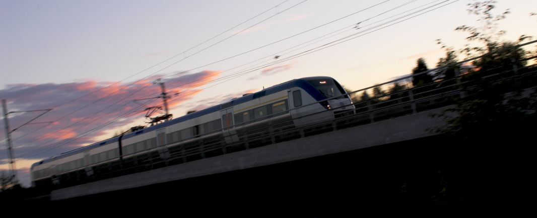 Ett tåg som passerar över en bro, fotograferat i farten.