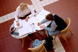 två studenter vid ett bord