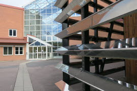 Högskolan Dalarna byggnad samt närbild på delar av biblioteksbyggnaden på Campus Falun