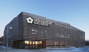 Vinterbild på Högskolan Dalarna biblioteksbyggnad i eftermiddagsljus.