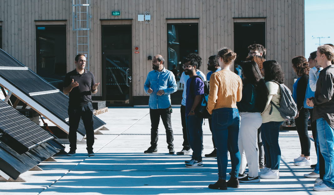 Labb soltaket på Campus Borlänge. André framför en grupp människor. 