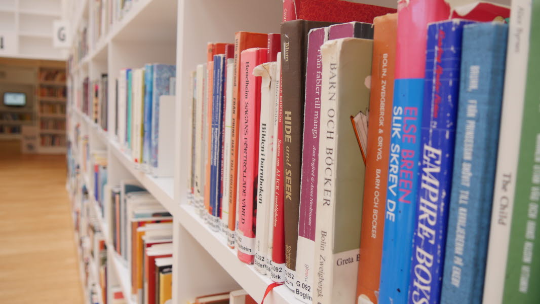 Böcker i bokhylla på biblioteket på Campus Falun.