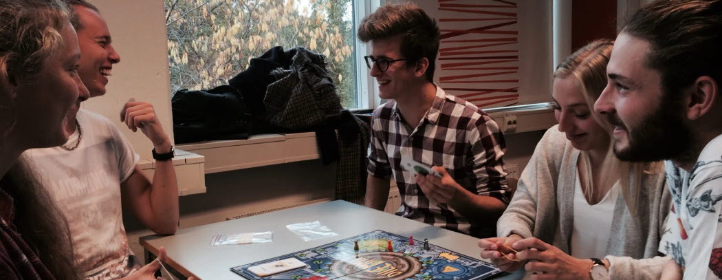 Studenter i ett klassrum som spelar brädspelet Dilemma.