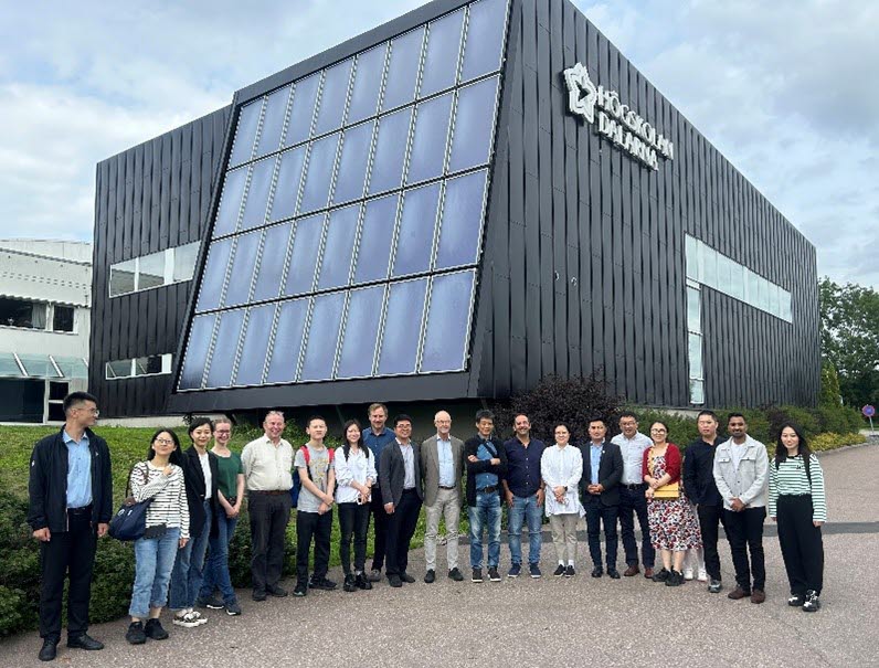 Group photo of people in front of the Dalarna University building