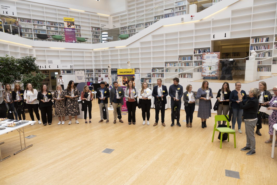 Studenter som tagit examen från AIL-programmet står uppställda i Högskolan Dalarnas bibliotek.