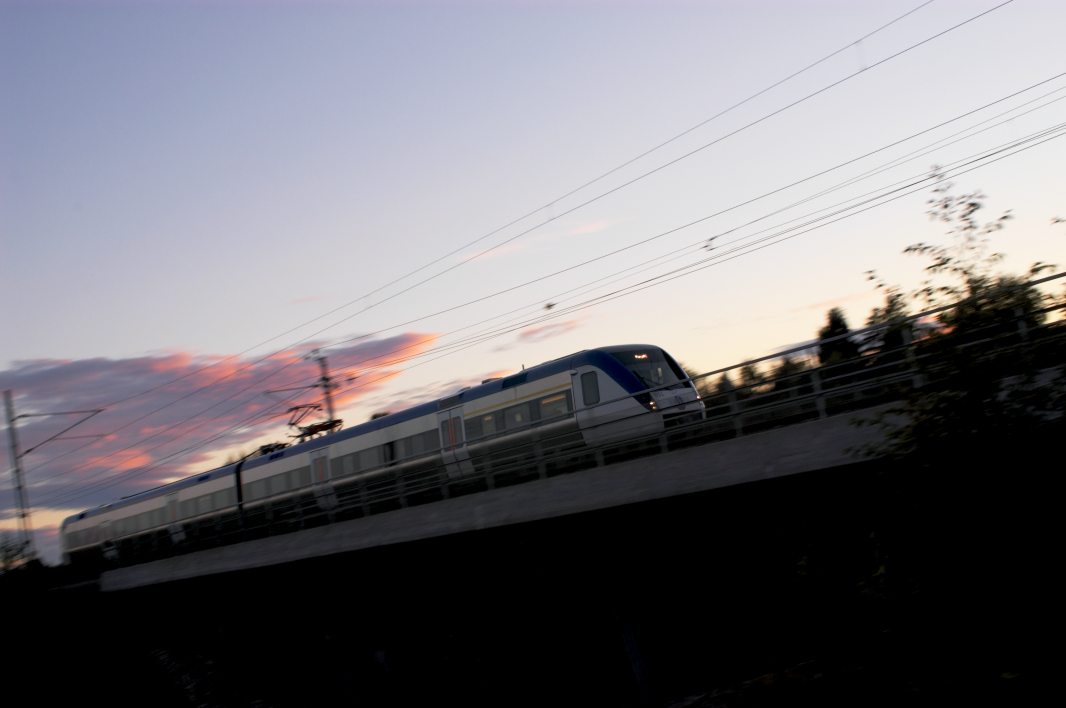 Ett tåg som passerar över en bro, fotograferat i farten
