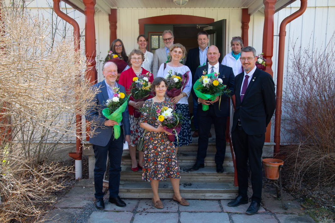 Tio medarbetare får utmärkelsen NOR, nit och redlighet, på trappan utanför Haganäs konferens maj 2023.