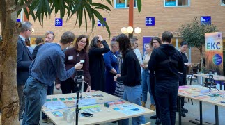 En grupp personer som diskuterar.