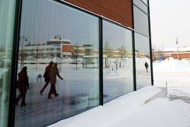 Tenoren byggnad på campus Borlänge i vintermiljö.