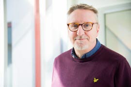 Jörgen Elbe vicerektor forskning och prorektor i vinröd tröja