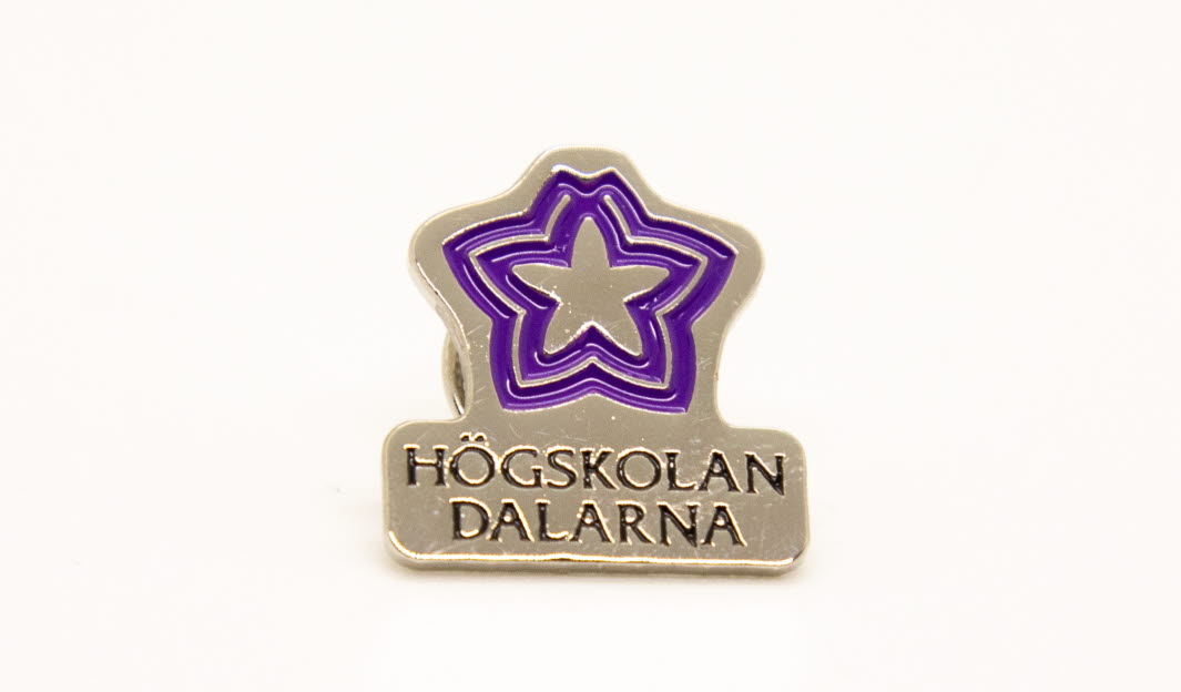 Pin med text Högskolan Dalarna samt Högskolan Dalarnas logga i lila.