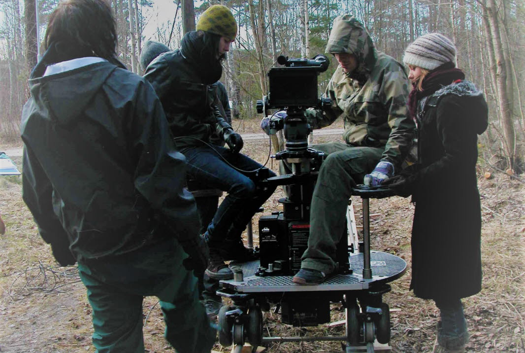 Mediestudenter som filmar med kamera i skogsmiljö