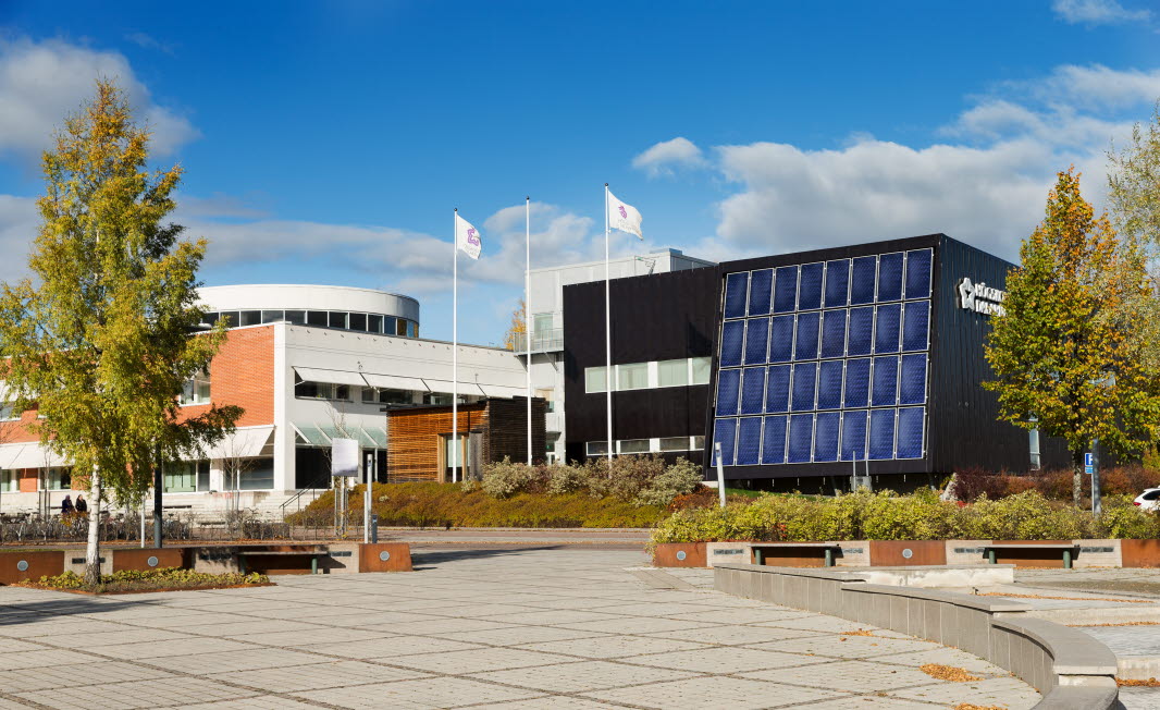 Bild över Högskolan Dalarna och campus Borlänge, med solpaneler på fasaden.