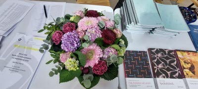 Blommor på ett bord vid receptionen