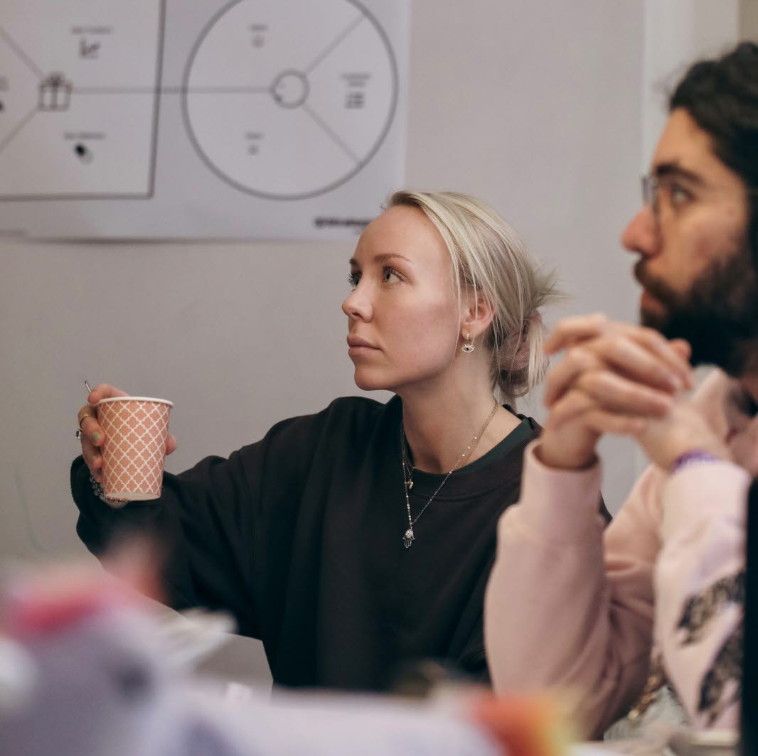 En student som håller i en kaffekopp.