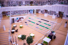 Översikt över biblioteket i Campus Falun med sittplatser och bokhyllor.
