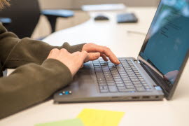 Person tangentbord bärbar dator bors inomhus