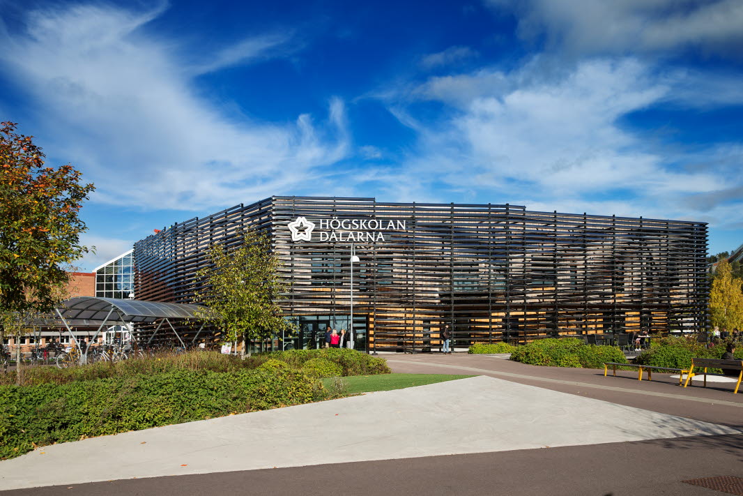 Högskolan Dalarna biblioteket på Campus Falun omgiven av grönska