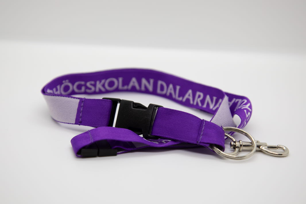 Lila nyckelband med vit text "Högskolan Dalarna".