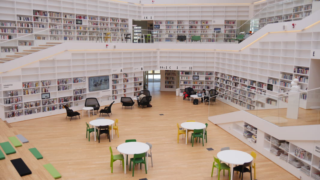 Interiör i biblioteket på Campus Falun.