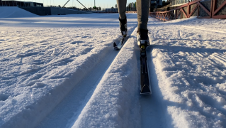 Skidor i skidspår utomhus en solig vinterdag.