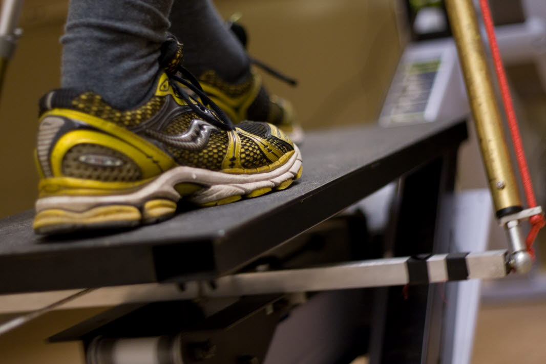 Fot med springsko placerad på utrustning för mätning och analys inom området idrott och hälsa